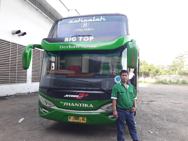 Bus Shantika Big Top berwarna hijau parkir di Terminal Pulo Gebang, Jakarta. (Foto:BeritaTrans.com & Aksi.id)
