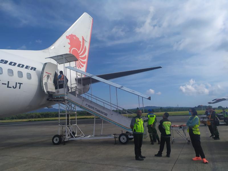 Pesawat Lion Air Devert ke Bandara Pattimura untuk menangani penumpang melahirkan di penerbangan Jayapura-Makassar, Selasa (17/11/2020) (Lion Air)