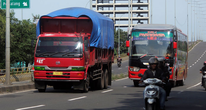 Truk pengangkut batu bara di Cirebon. FOTO: OKRI RIYANA/RADAR CIREBON