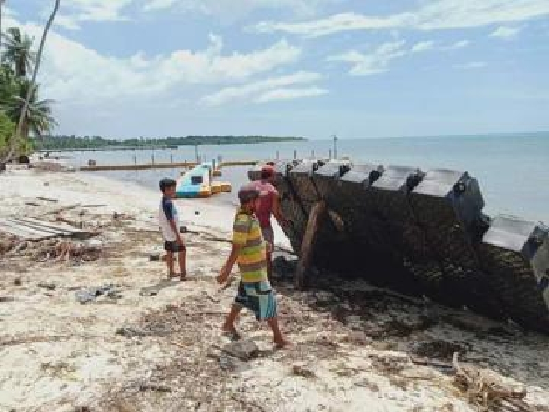 Kondisi Pelabuhan Apung di Dusun Sao yang rusak di hantam badai beberapa bulan lalu (foto:minangkabaunews.com)