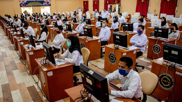 Sejumlah peserta Seleksi Kompetensi Bidang Calon Pegawai Negeri Sipil (SKB CPNS) mengikuti Computer Assisted Test (CAT) di Gedung Badan Kepegawaian Nasional, Jakarta, Selasa (1/9). Foto: Indrianto Eko Suwarso/ANTARA FOTO