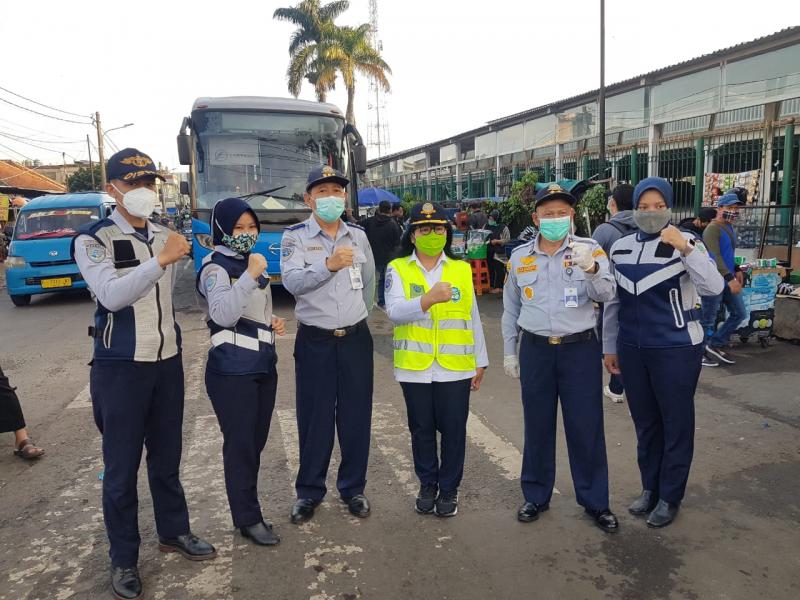 Sekretaris BPTJ Rosita Sinaga bersama tim meninjau bus bantuan gratis di Stasiun Bogor, Senin (16/11/2020) (ist)