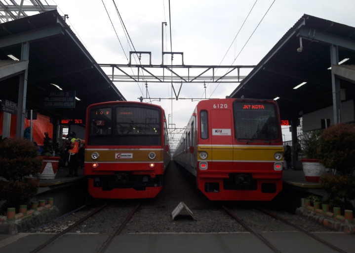 Dua rangkaian KRL di Stasiun Bekasi, Jawa Barat, Kamis (19/11/2020).