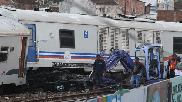 Rangkaian gerbong yang berjalan sendiri menabrak ekskavator mini. (Foto:Antara)