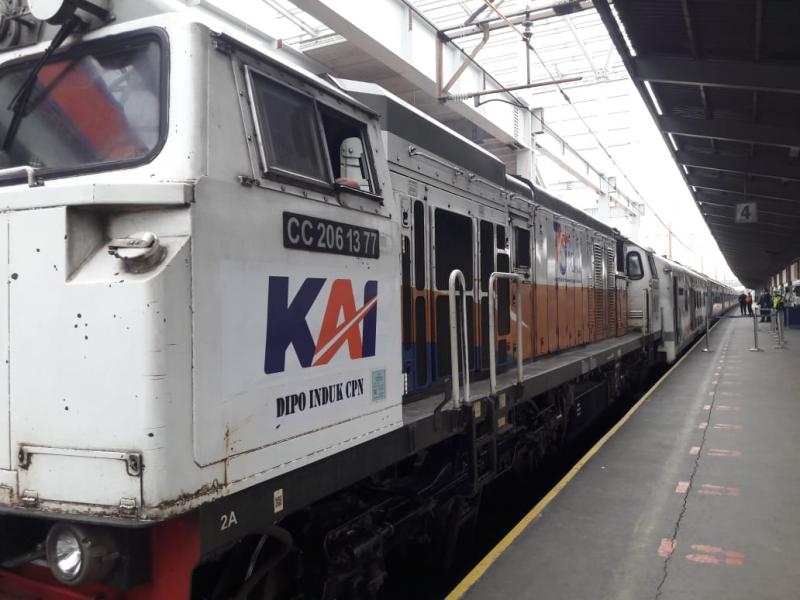 Ilustrasi kereta api jarak jauh di stasiun Jatinegara