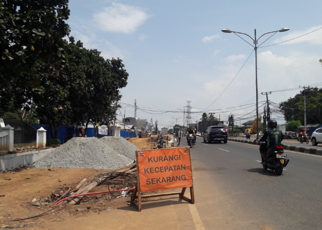 Proyek underpass di Jalan Juanda tepatnya di depan Taman Makam Pahlawan Bekasi, Jawa Barat, Sabtu (21/11/2020).