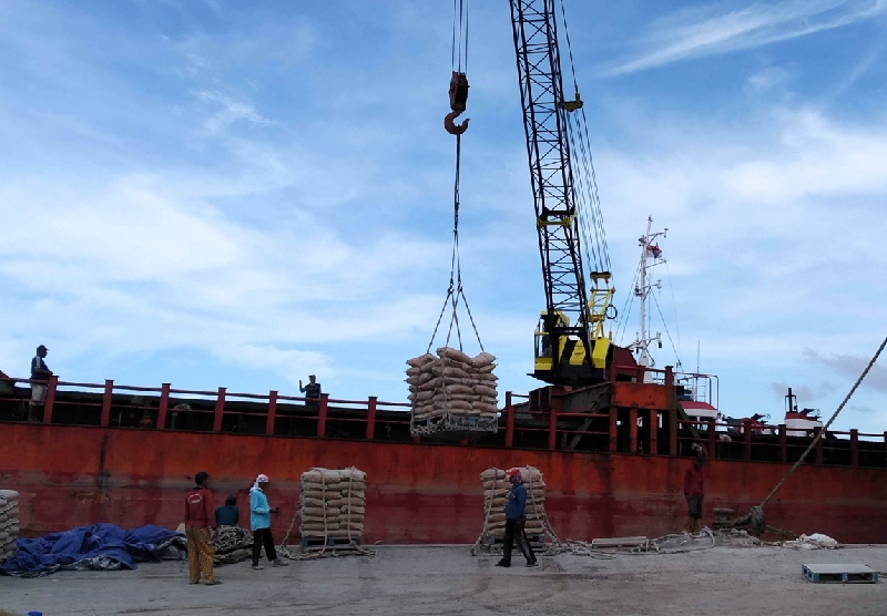 Aktifitas bongkar muat di Pelabuhan Sunda Kelapa