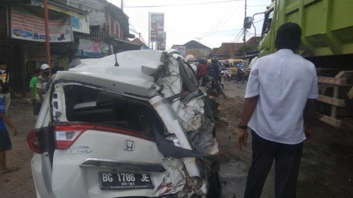 Truk muatan pasir hantam mobil di depan Pasar Indralaya (foto:tribunsumsel.com)