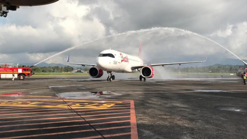 Pelepasan inagurasi dari Makassar oleh Area Manager Lion Air Group Sulawesi Selatan dan Sulawesi Tengah, Rony Pasla; PLT Station Manager Lion Air Group Makassar, Teguh Iman Pribadi beserta perwakilan karyawan.