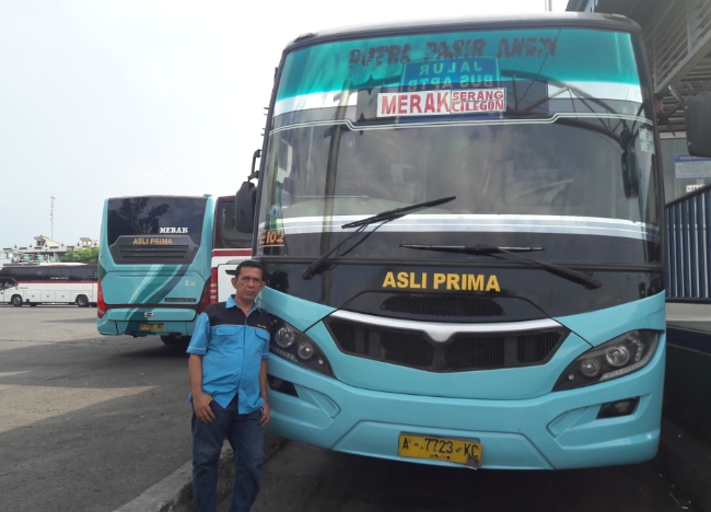 Reynaldi (47 tahun) dengan bus Asli Prima yang dikendarainya jurusan Merak-Bekasi. 