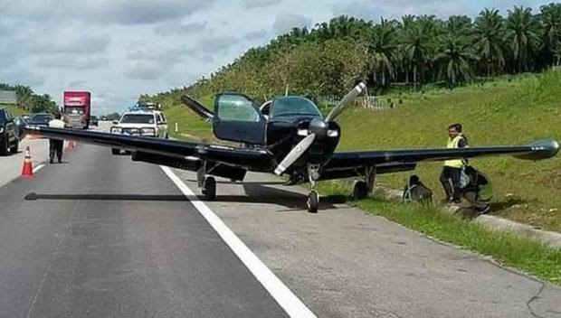 Pesawat ringan mendarat darurat di jalan tol Johor, Malaysia (Foto: Twitter)