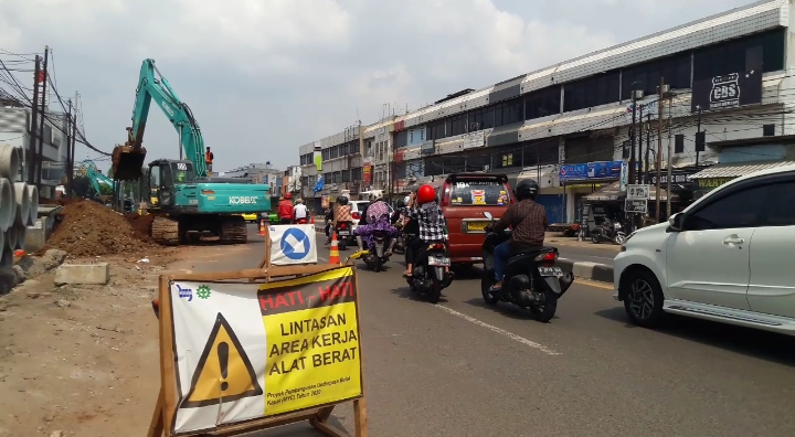 Proses tahap awal pengerjaan jalan bawah tanah atau underpass di Jalan H Juanda, Bulak Kapal, Kota Bekasi, Jawa Barat, Ahad (22/11/2020).