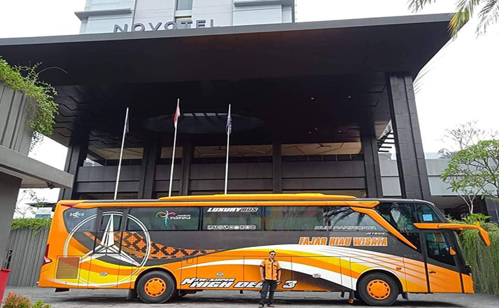 Bus pariwisata PT Fajar Riau Wisata