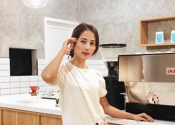 Sempat jadi pramugari, kini Martha Putri beralih profesi menjadi penjual sate taichan dan tahu krispi. /Instagram.com/@marthaputri.c