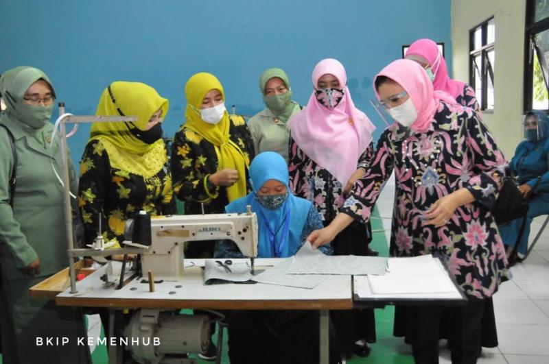 Endang Budi Karya membuka sekaligus menyaksikan pelarihan wira usaha bagi 100 perempuan sekitar Patimban, Jawa Barat, Senin (23/11/2020).