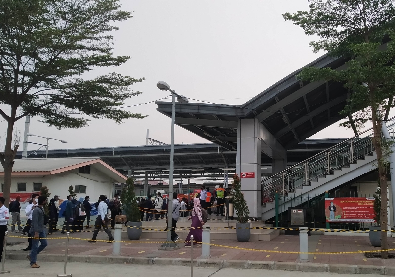Calon penumpang di Stasiun Cikarang diperiksa sesuai protokol kesehatan
