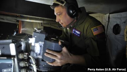 Kru pesawat pengintai OC-135B dari Skuadron Pengintaian sedang bersiap sebelum terbang di pangkalan Joint Base Andrews untuk mendukung Perjanjian Angkasa Terbuka atau Open Skies Treaty.