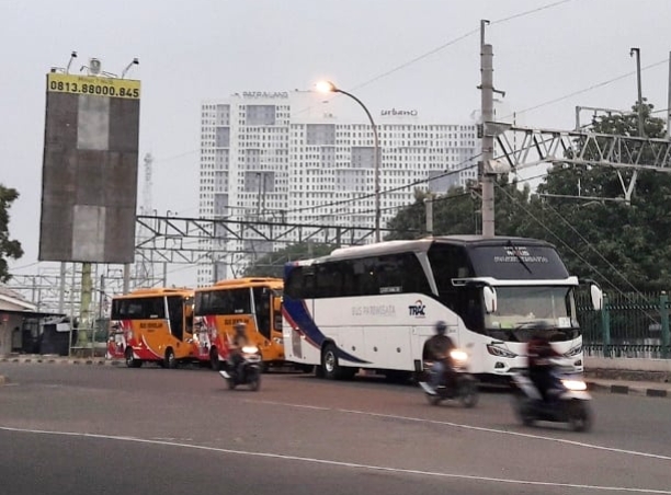 Satu unit bus pariwisata dan dua unit bus sekolah yang difungsikan sebagai angkutan khusus tenaga kesehatan DKI Jakarata parkir di Bulan-bulan Jalan Ir H Juanda, Bekasi, Jawa Barat, Senin (23/11/2020). 