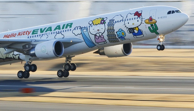 Pesawat Eva Airways bergambar karakter kartun Hello Kitty sedang lepas landas di Bandara Internasional Narita, Tokyo, Jepang (26/12). REUTERS/Kyodo