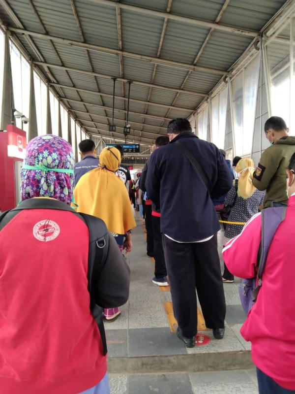 Antrean penumpang yang akan masuk Stasiun Bojong Gede (beritatrans)