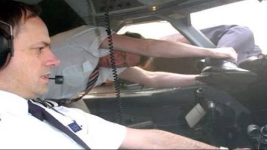Tekanan udara di luar pesawat menyebabkan pintu kokpit terlepas dari engselnya. Lancaster terlempar dari kursi hingga tersedot keluar jendela pada ketinggian 23.000 kaki atau setara 7.000 meter di atas permukaan tanah. Foto dari film National Geographic