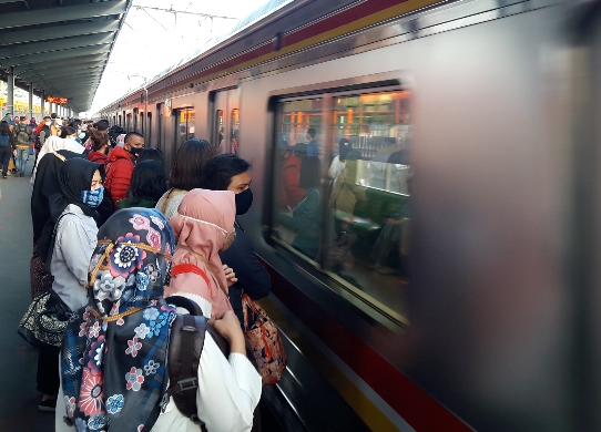 Pengguna KRL di peron Stasiun Bekasi, menanti datangnya rangkaiaan untuk diberangkatkan ke arah Jakarta Kota, Selasa (24/11/2020) pagi.
