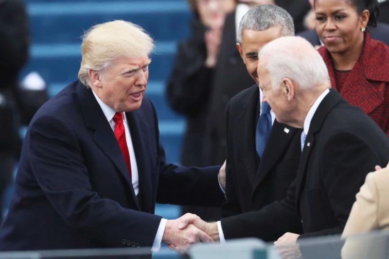 Donald Trump bersalaman dengan Joe Biden disaksikan Barack Obama
