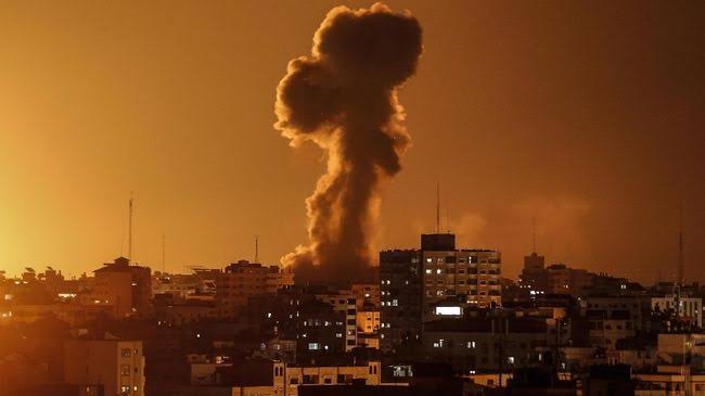 Ilustrasi serangan udara Israel ke Suriah (Foto: Mahmud Hams / AFP)