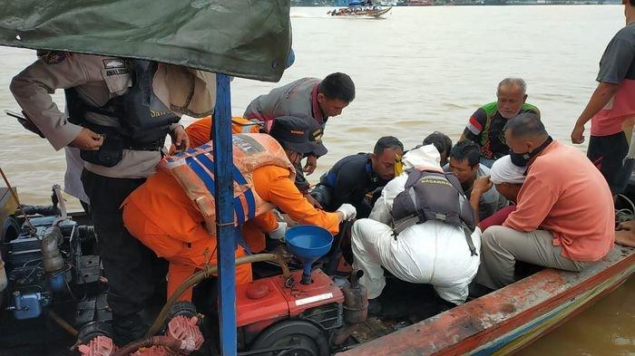 Evakuasi nahkoda kapal yang mengalami laka di perairan Sungai Susi, 