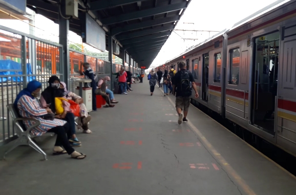 Kereta Commuterlike di Stasiun Bekasi, Kamis(26/11/2020)