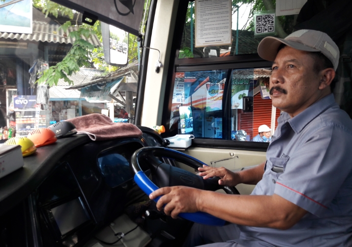 Bambang (58 tahun) pengemudi bus PO Sinar Jaya jurusan Pekalongan-Jakarta Utara.