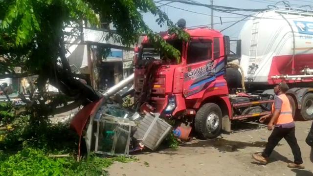 Truk tangki yang menghantam sejumlah warung kelontong di Jalan Raya Klapanunggal, Kecamatan Cileungsi, Kabupaten Bogor, sebelum akhirnya menabrak tiang listrik.