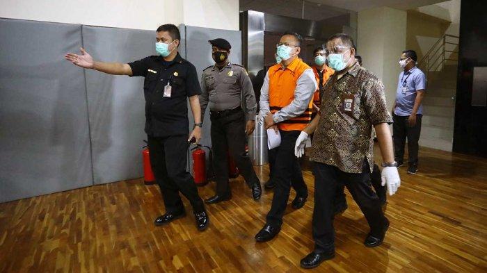 Menteri Kelautan dan Perikanan, Edhy Prabowo (pakai rompi oranye) digiring petugas.