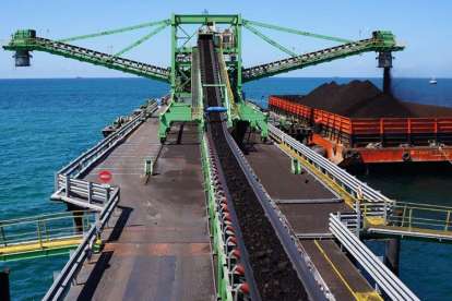 Proses pengapalan batu bara dari conveyor belt ke kapan tongkang. Foto: abm/investama.com