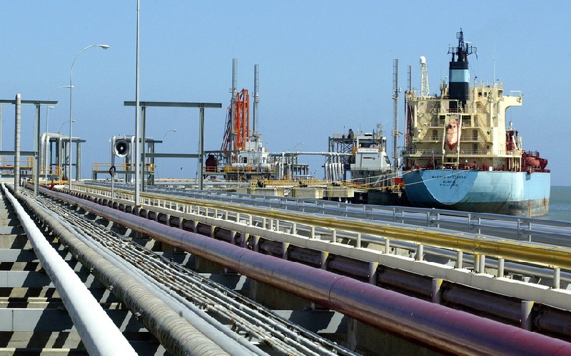 Sebuah kapal tanker minyak tengah bersandar di terminal kargo kilang Jose di Venezuela. (foto: Reuters)