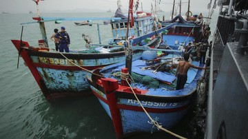  Kapal-kapal asing yang berada dalam kondisi dark vessel atau tidak menyalakan Sistem Pelacakan Kapal Otomatis. (ANTARA FOTO/M N Kanwa).