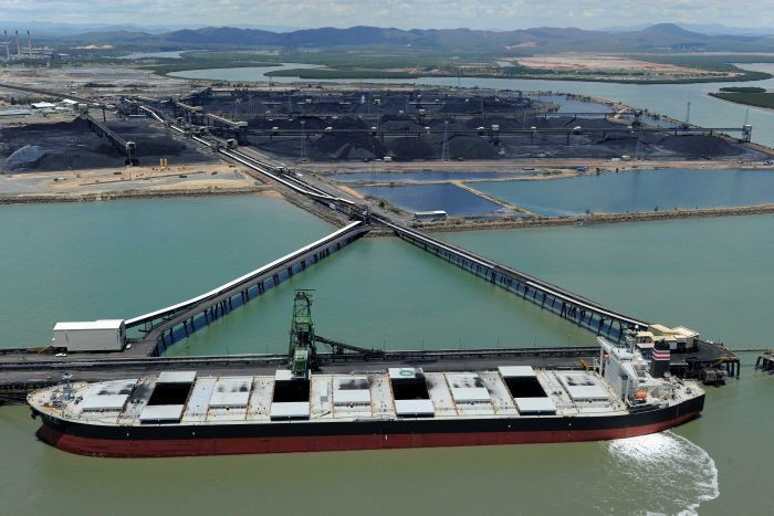 China secara tidak resmi melarang impor batubara dari Australia sejak bulan Oktober di tengah memburuknya hubungan kedua negara. (AAP Image: Dave Hunt - file photo)