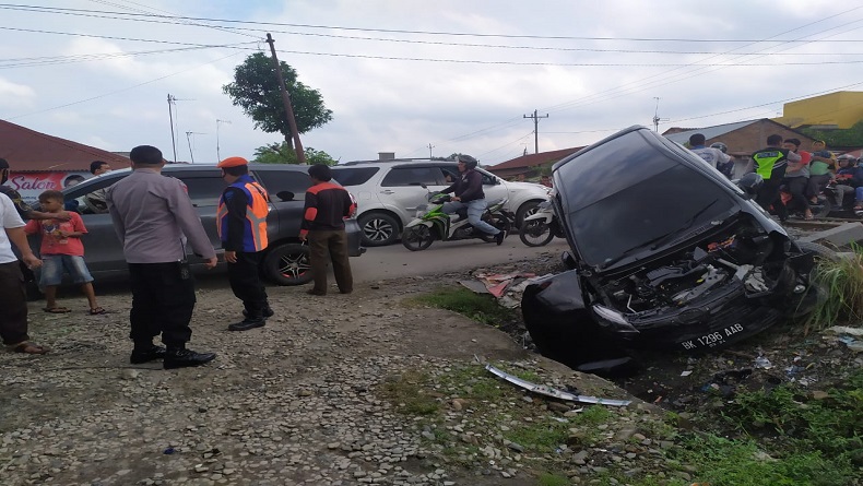 Kondisi mobil Agya BK 1296 AAB setelah tabraka dengan kereta api di Medan Helvetia, Sabtu (28/11/2020).(Foto: istimewa)