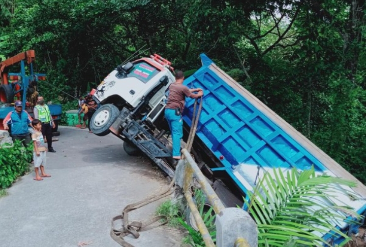 Kecelakaan truk nyangkut di bibir jurang gegara ikuti Google Map di Klaten, Rabu (25/11/2020). Foto: detikcom