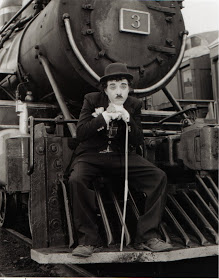 Aktor komedi Charlie Chaplin berkunjung ke Garut pada 1932 (ada sumber yang menyebut tahun 1927). Dia ditemani aktris Mary Pickford. Kunjungan keduanya pada 1936 (sumber lain menyebut tahun 1935 dan 1938) ditemani aktris Paulette Goddard.