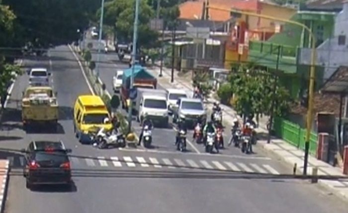 Ambulans lawan arus lalu lintas menabrak sebuah sepeda motor terekam CCTV. 