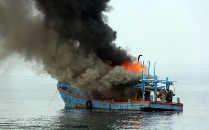 Kapal terbakar. Foto: ilustrasi