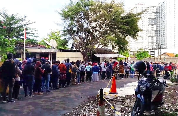 Antrean pengguna KRL saat memasuki Stasiun Bekasi pada Senin (30/11/2020) pagi.