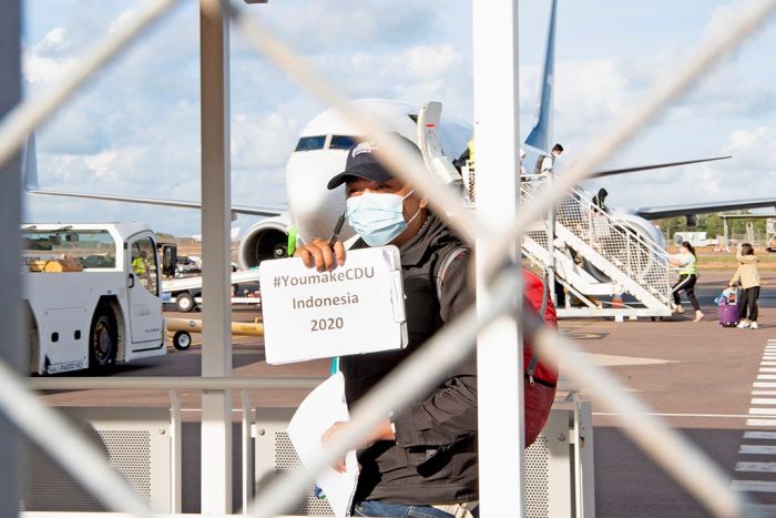 Salah seorang mahasiswa asal Indonesia tiba di Darwin sebagai bagian dari kelompok pertama yang masuk ke Australia. (Foto: CDU)