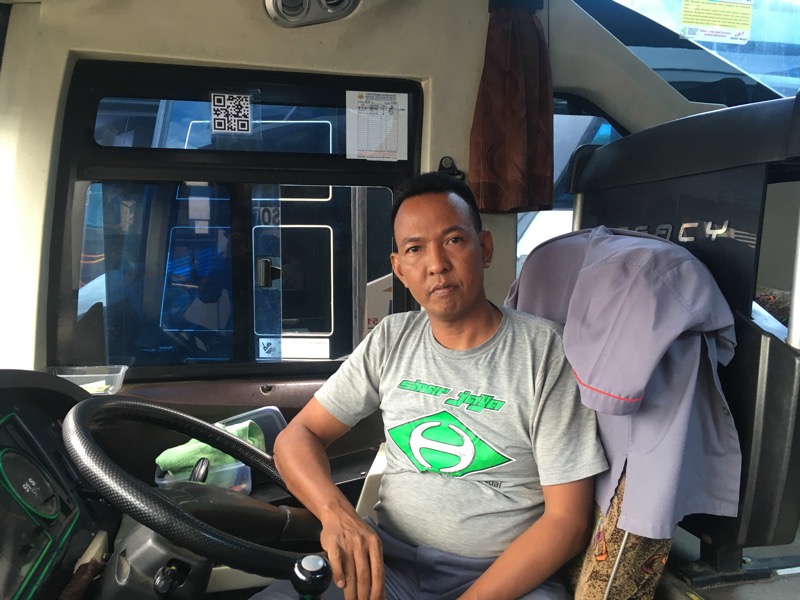 Ozim sudah 5 tahun menjadi pengemudi PO Sinar Jaya trayek Bekasi-Pekalongan. Foto: BeritaTrans.com dan Aksi.id