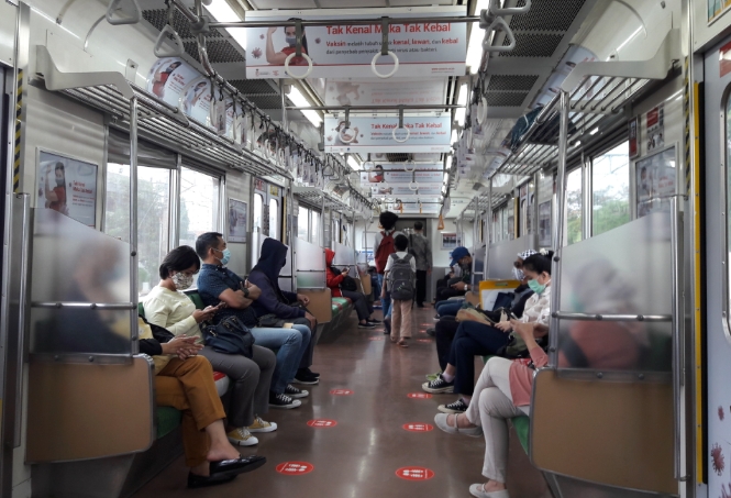 Rangkaian KRL dari Manggarai menuju Stasiun Bekasi, Senin (30/11/2020) sore.