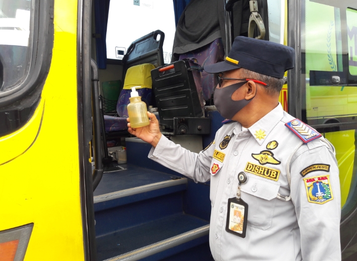 Pengecekan tambahan untuk kelaikan bus di tengah pandemi pada bus yang ada di Terminal Pulogebang, Jakarta Timur, Senin (30/11/2020).