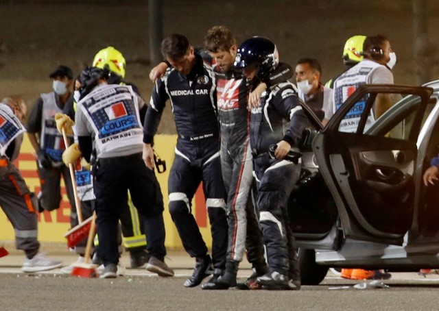 Petugas mengevakuasi Romain Grosjean dari lintasan di Sirkuit Internasional Bahrain, Sakhir, Bahrain. Foto: Hamad I Mohammed/Reuters