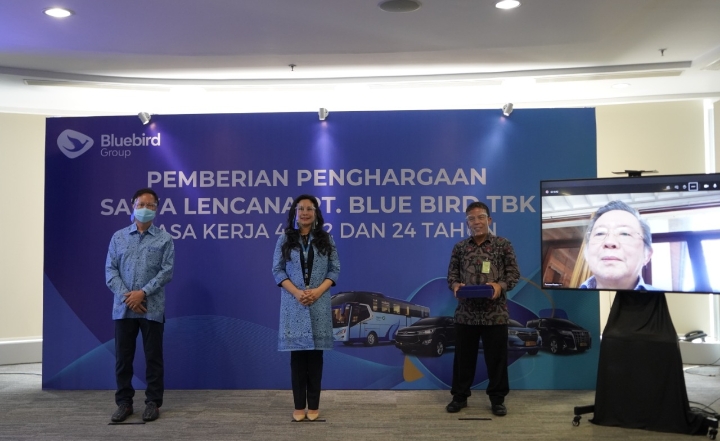 Pemberian penghargaan dari Blue Bird kepada karyawan loyal.
