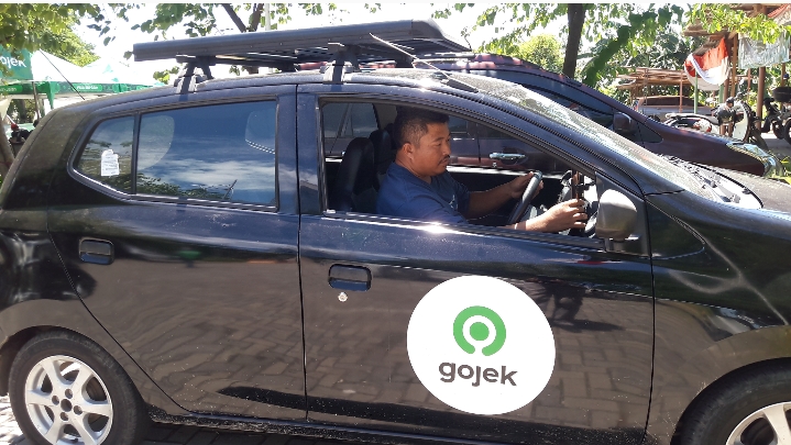 Kholil (42 Tahun), pengemudi taksi online mitra Gojek.